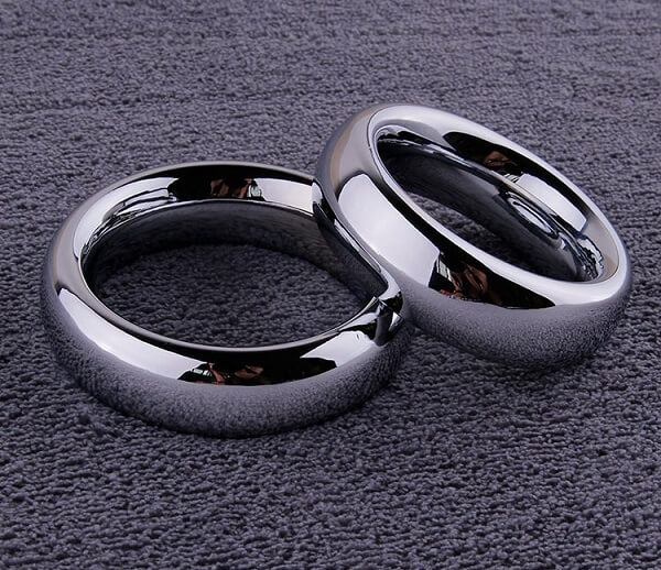 Vòng hợp kim lại có cảm giác mát lạnh, với bề mặt trơn bóng và sự sáng lóa diệu kỳ Vòng hợp kim lại có cảm giác mát lạnh, với bề mặt trơn bóng và sự sáng lóa diệu kỳ