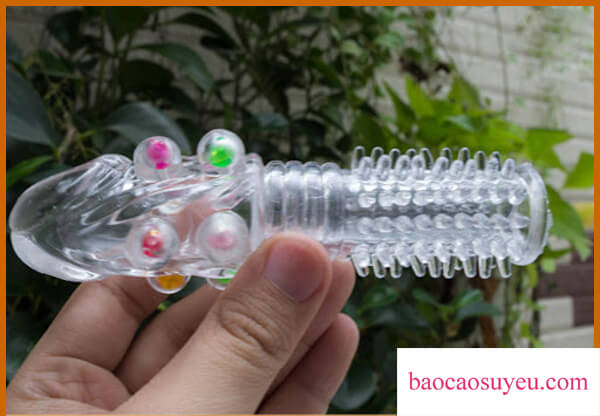 Bao cao su đôn dên khúc bi bằng chất liệu silicone mềm, phần đầu có nhiều bi lớn và phần thân có nhiều gai Bao cao su đôn dên khúc bi bằng chất liệu silicone mềm, phần đầu có nhiều bi lớn và phần thân có nhiều gai