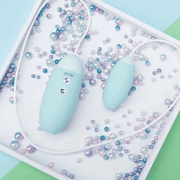 Trứng rung mini bú liếm âm đạo, run bần bật khiến chị em nứng chịu không nổi, tự sướng lên đỉnh ngay lập tức