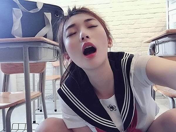 Nữ thủ dâm bằng chim giả lên đỉnh cực sướng Nữ thủ dâm bằng chim giả lên đỉnh cực sướng