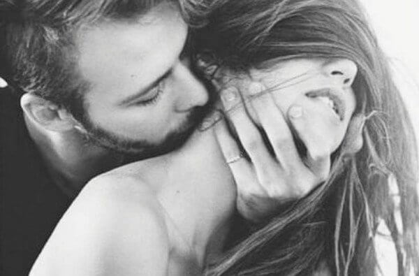 Nụ hôn này vô cùng mạnh bạo, thường được thực hiện trên những vùng da mềm