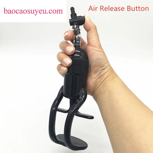 Máy bơm âm vật sẽ mút chặt lấy âm đạo của nàng khiến nàng cảm giác như chàng đang liếm xung quanh "cô bé"