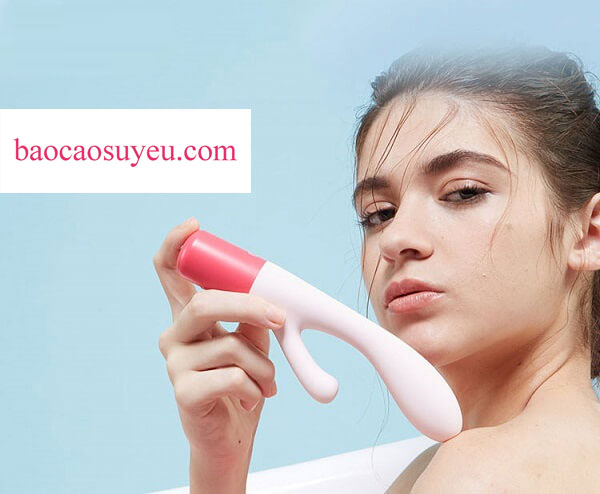 Nhánh rung chính của máy massage âm vật sẽ đi sâu vào "cô bé" khiến nàng đê mê đắm say không lối thoát 