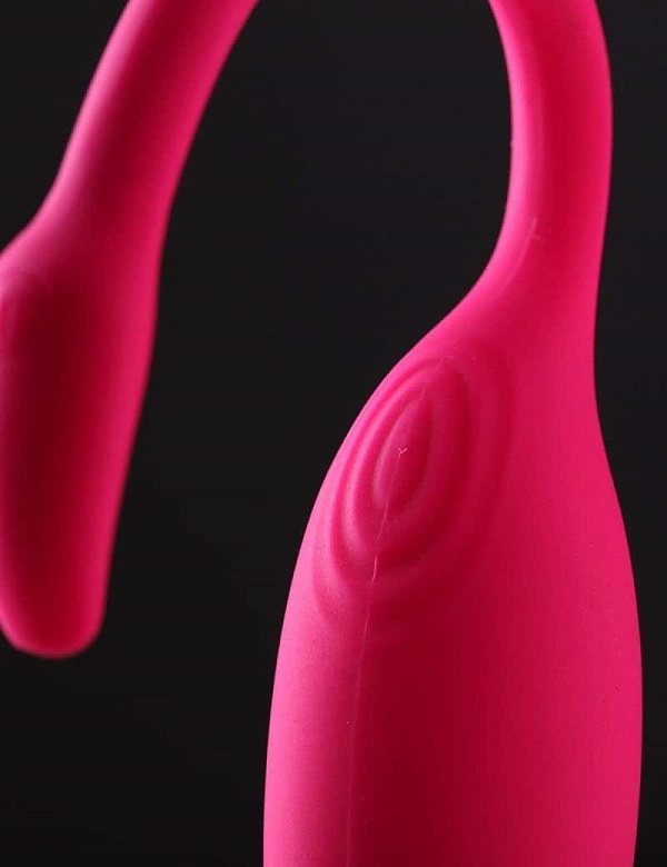 Sextoy Flamingo được thiết kế đẹp mắt với thiết kế hình chú thiên nga với phần đầu dài và cong Sextoy Flamingo được thiết kế đẹp mắt với thiết kế hình chú thiên nga với phần đầu dài và cong