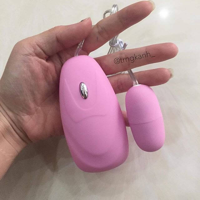 Trứng rung mini rung giật mạnh, chạm sâu vào vùng nhạy cảm của phụ nữ Trứng rung mini rung giật mạnh, chạm sâu vào vùng nhạy cảm của phụ nữ
